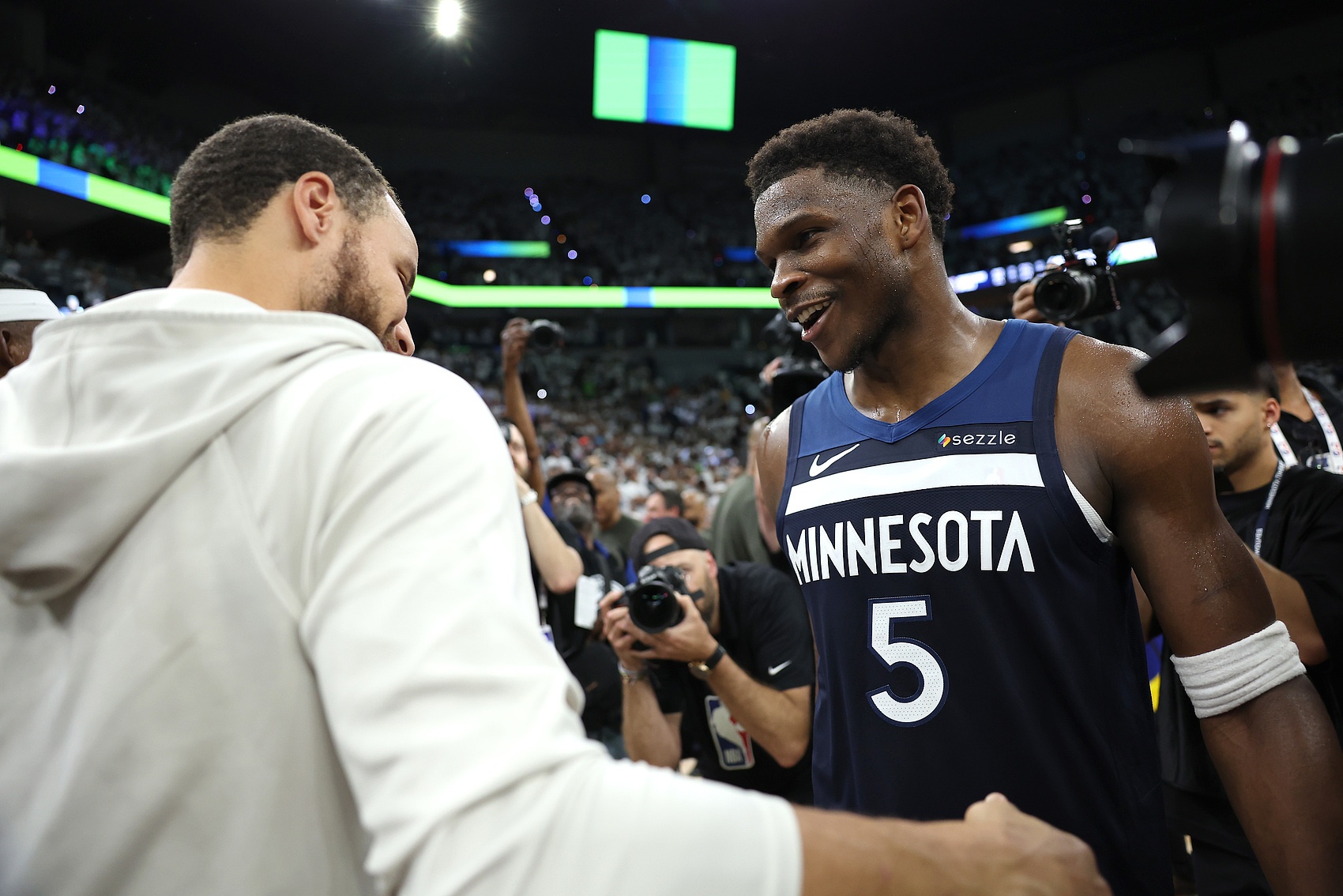 九游官网入口-爱德华兹：库里是我兄弟&amp;我爱他的一切 他是最伟大控卫 不太懂rap